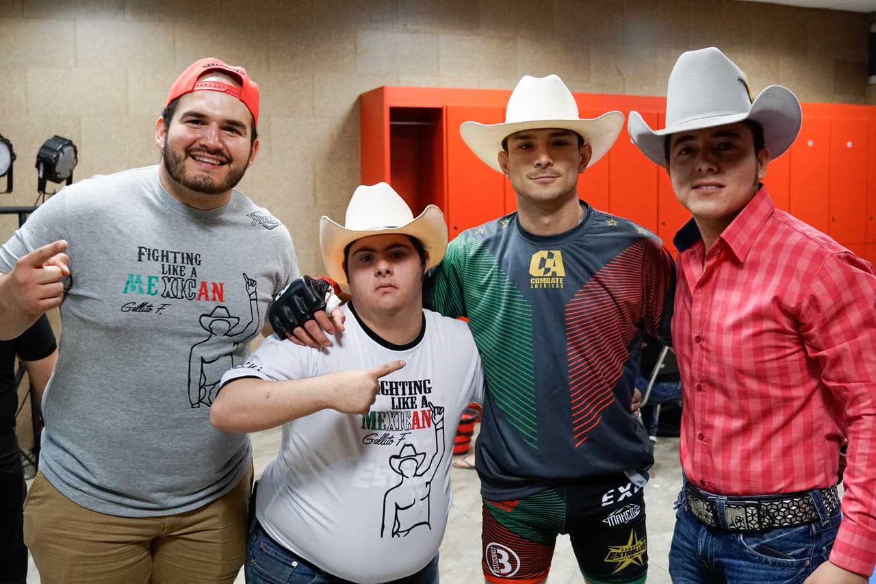 El colorido y la alegría, junto a los rituales y detalles en la intimidad de los atletas, fueron parte del Combate Américas en la fiesta de las artes marciales mixtas.