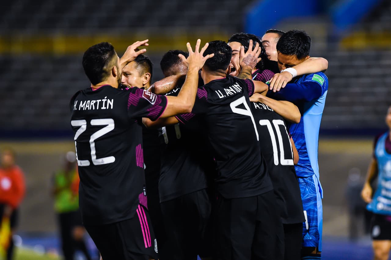 A México le bastan dos minutos para darle la vuelta a Jamaica y vencer 1-2 en Kingston.