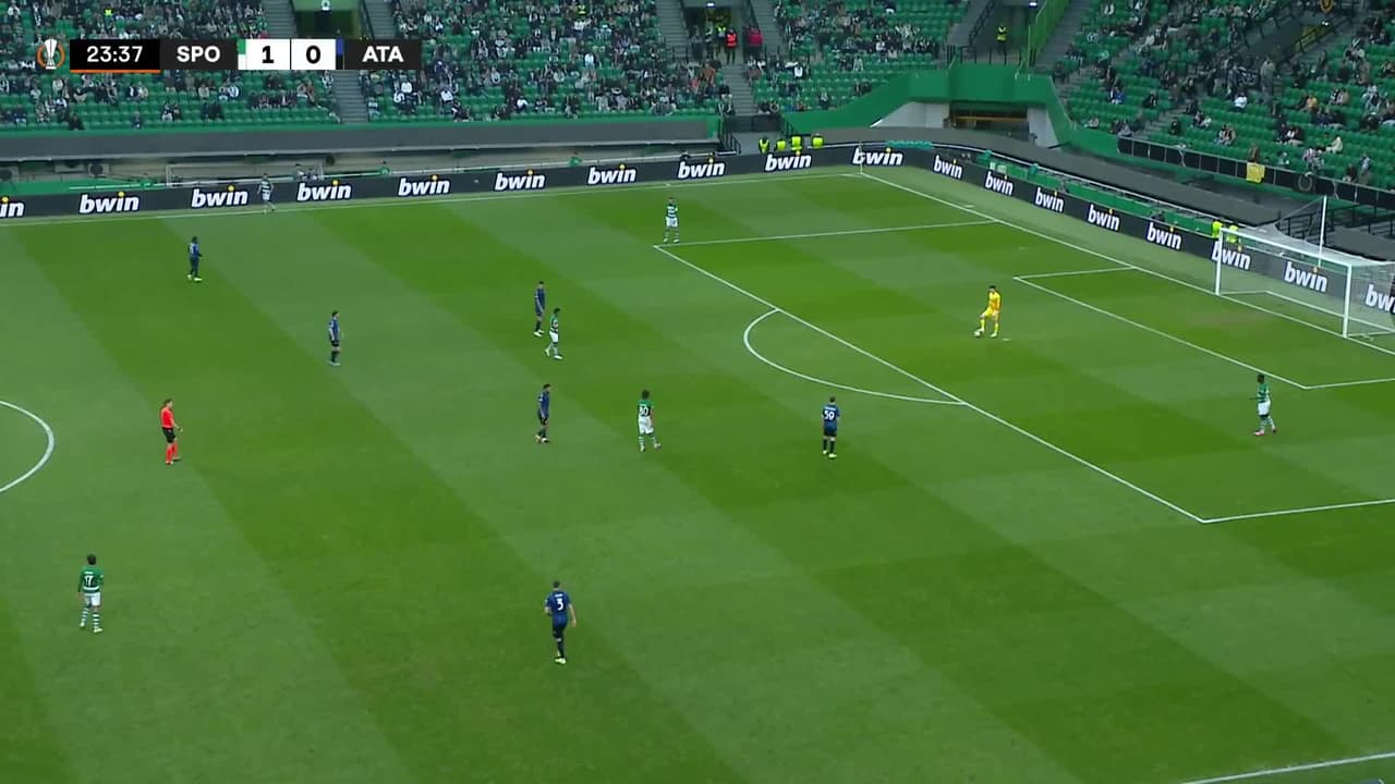 ¡CERCA! Gianluca Scamacca disparó que se estrella en el poste.