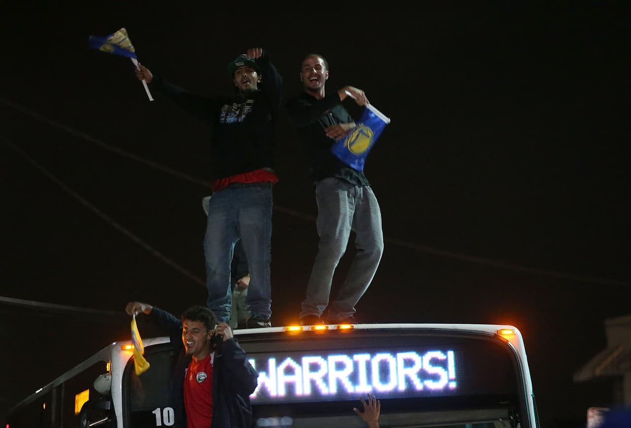Fans de los Golden State Warriors celebraron en las calles de Oakland
