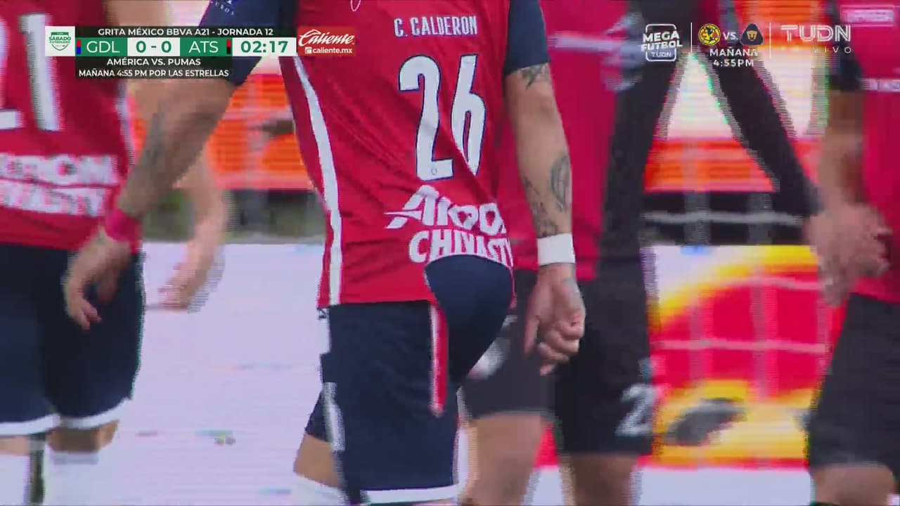 ¿Lo querían desvestir? Le rompen la camiseta al 'Chicote'