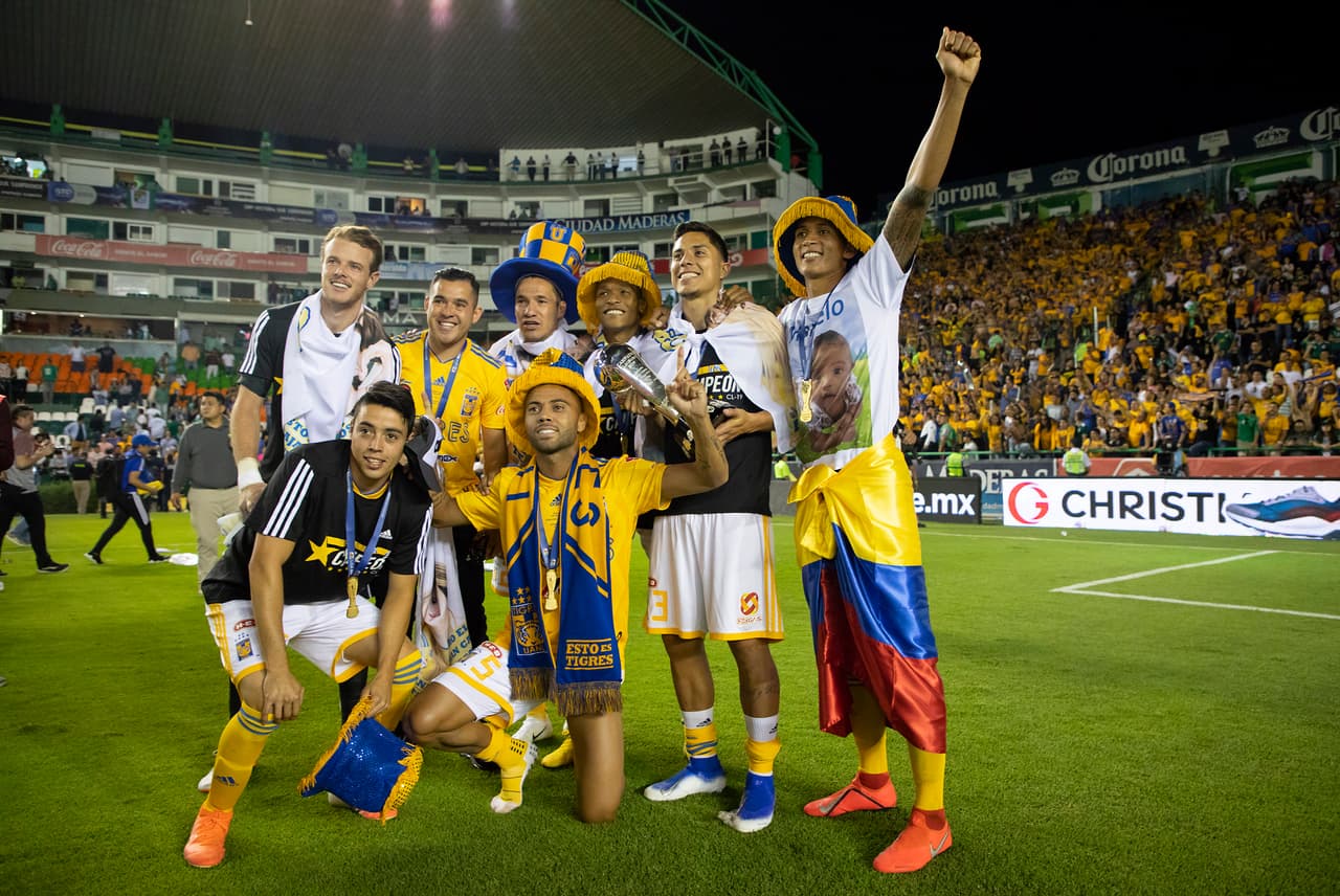 ¡Tigres se proclama Campeón del fútbol mexicano! Los felinos regiomontanos cosecharon su séptimo título de la Liga MX y se cuelan, aunque muchos se sigan negando a aceptarlo, entre los grandes del balompié azteca. Luego de superar en una Final de un solo gol a los Esmeraldas del León, así se dieron los festejos de los Tigres en patio ajeno, imágenes para el recuerdo y que hay que darse un tiempo para echarles un ojo, sobre todo la fiel afición de los felinos regios.