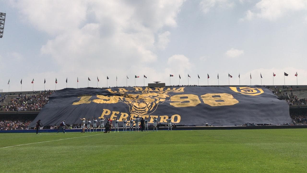 Así se vive el canto del himno universitario.