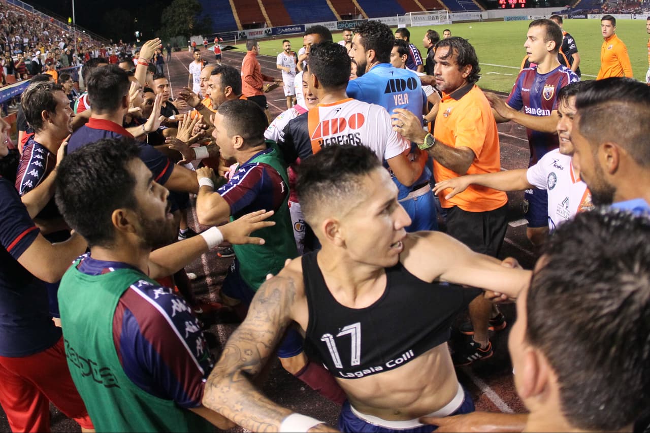 Tuvieron que intervenir personas ajenas a los equipos para pacificar el complicado momento que estaba viviéndose en el campo, pero al final, por fortuna, se apaciguaron y no pasó a mayores.