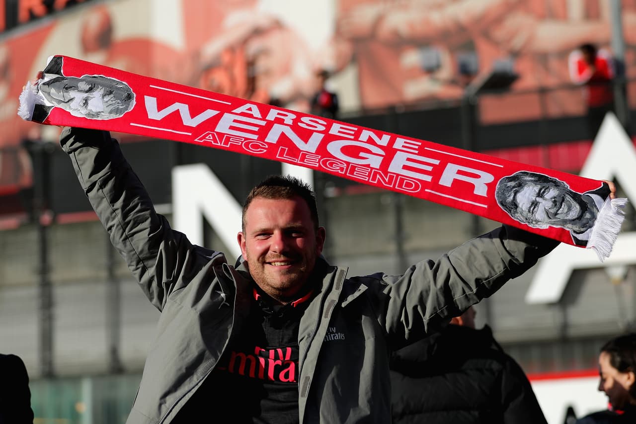 Los fanáticos de Arsenal y Atlético de Madrid vivieron con intensidad y alegría en medio del partido de ida de la semifinal de Europa League en Londres.