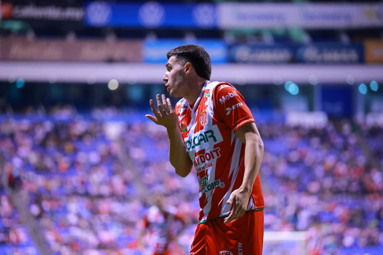 Paradela llegó del Necaxa donde se había convertido en uno de los referentes de los Rayos de que sorprendieron en el torneo pasado.