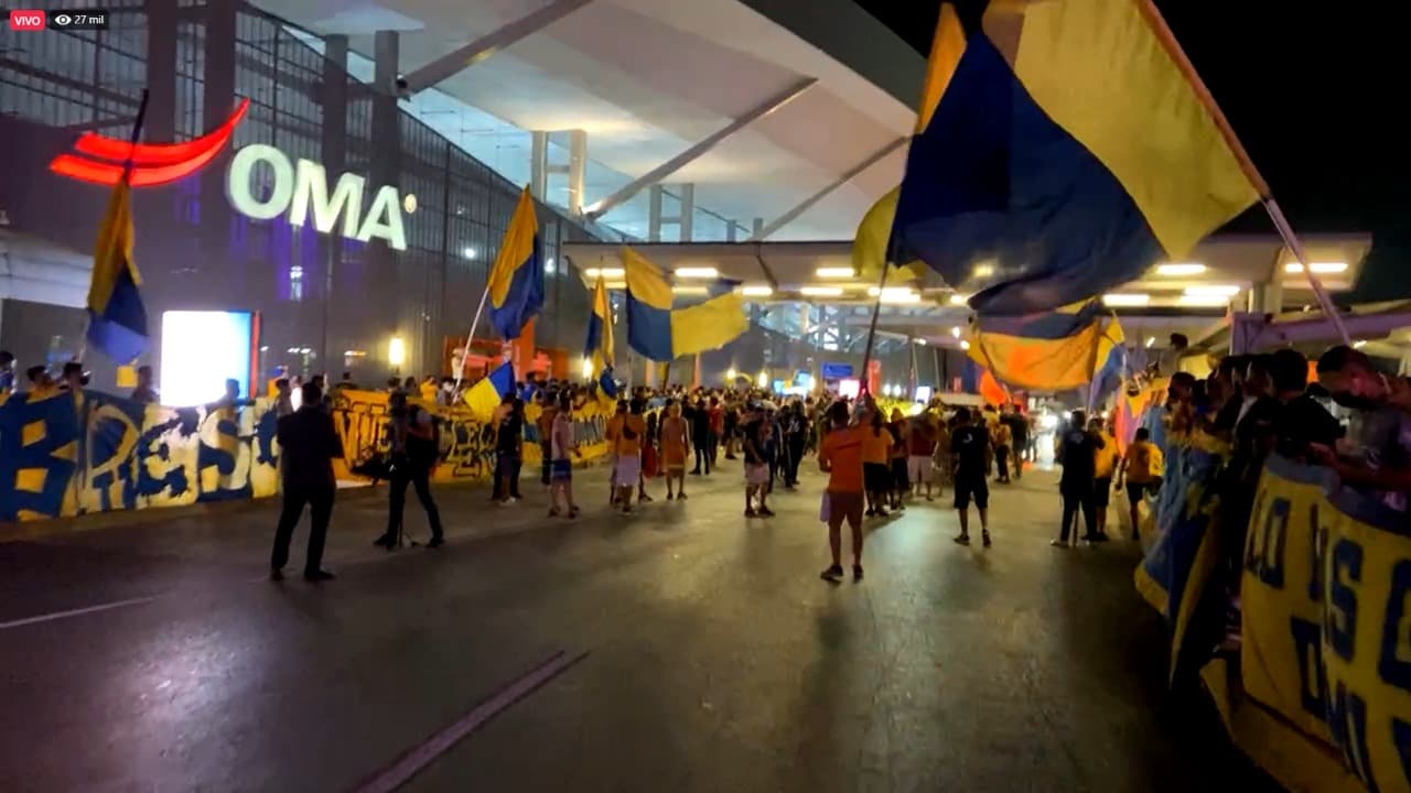 Multitudes de afionadios de Tigres acuideron al Aeropuerto Internacional de Monterrey a recibir al nuevo fichaje estrella del club.