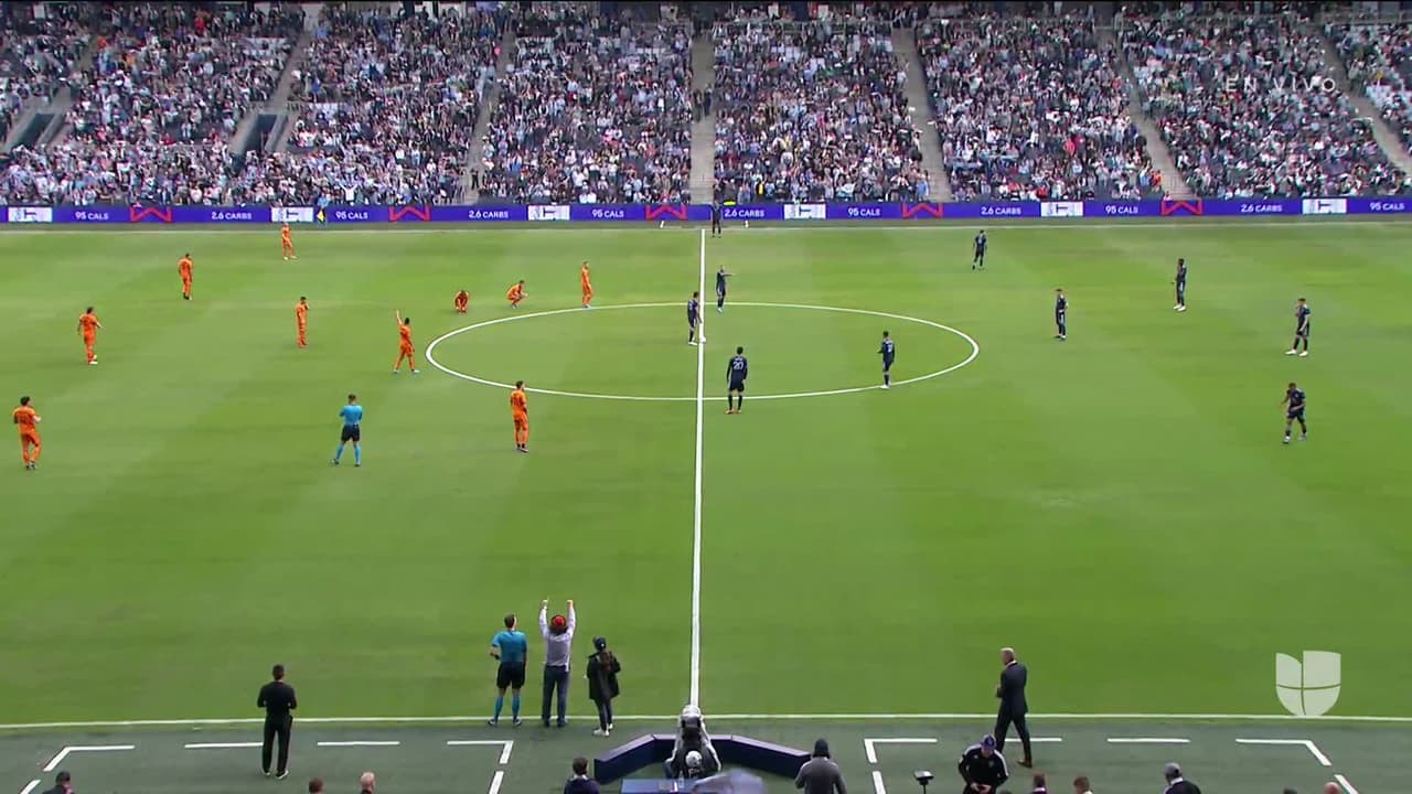 Arranca el partido y la pelota está en juego.