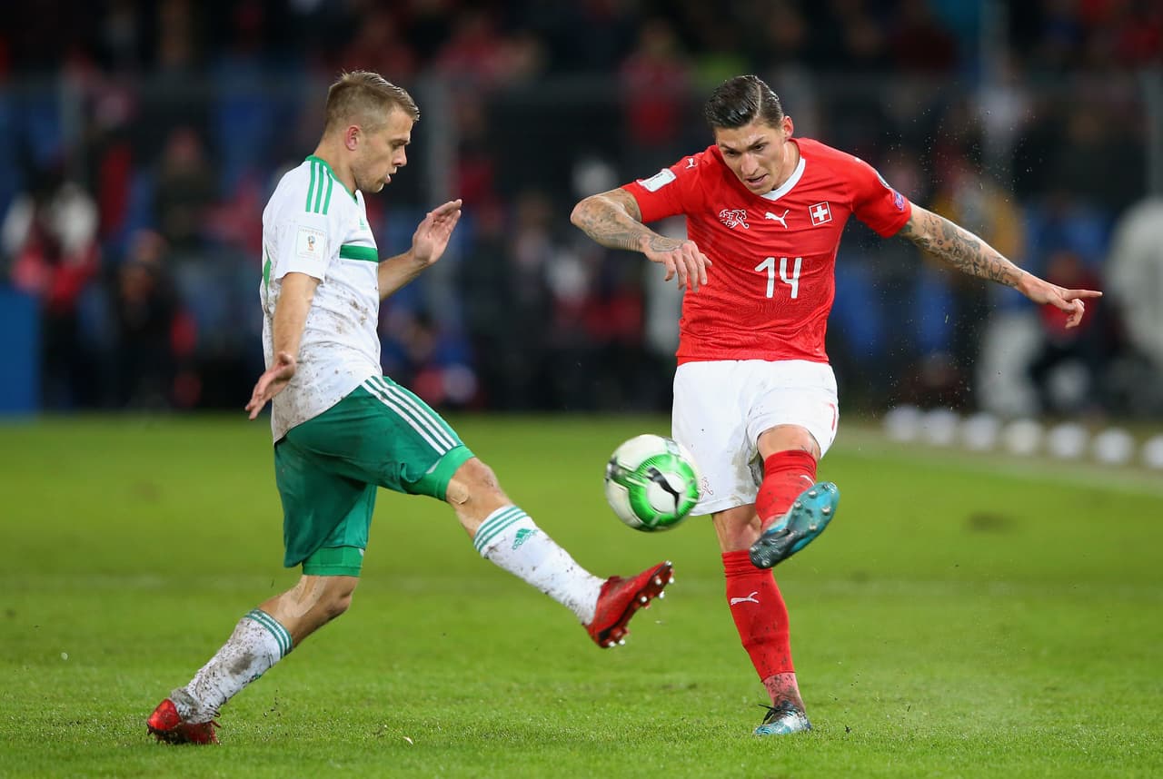 Steven Zuber llevaba el peligro por la banza izquierda.