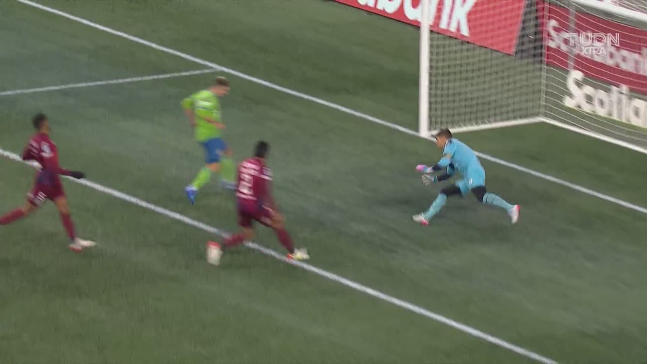 ¡El Motagua está congelado! Al minuto de entrar Rowe anota el 4-0