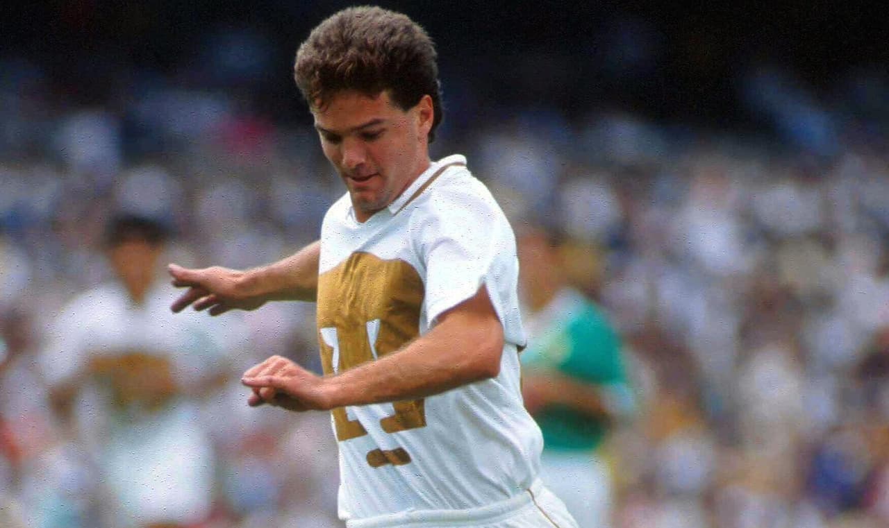 Luis García comenzó su carrera con la UNAM en 1986 y con el equipo fue campeón de la Copa de Campeones de Concacaf en 1989 y de la Liga de México en 1991, anotando 75 goles en 195 partidos.