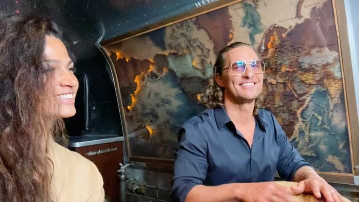 La pareja ha asumido una serie de proyectos humanitarios, incluida su fundación "Just Keep Living”.