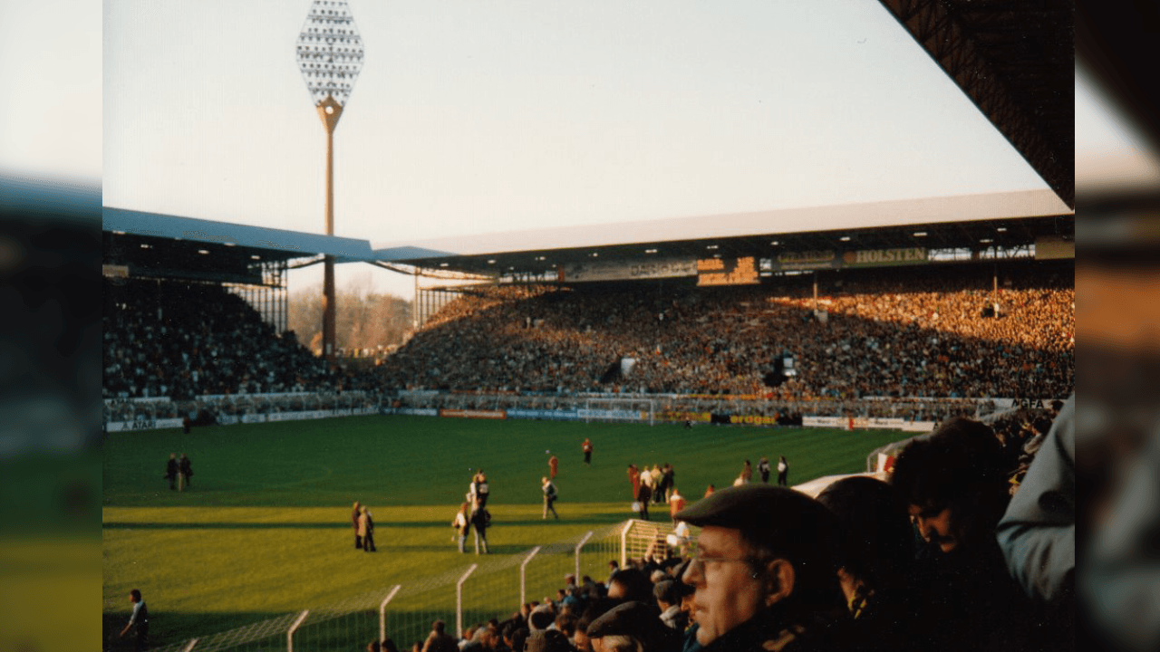Fue construido como sede del Mundial de Alemania 1974 y se inauguró el 2 de abril de ese mismo año.