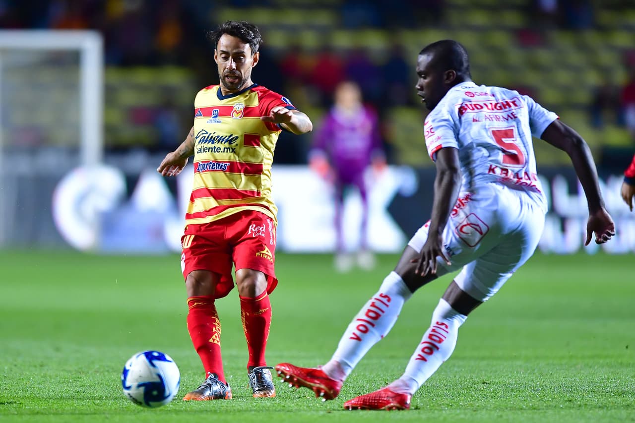 Jorge Valdivida filtra un gran balón que acaba en una atajada de Gibrán Lajud.