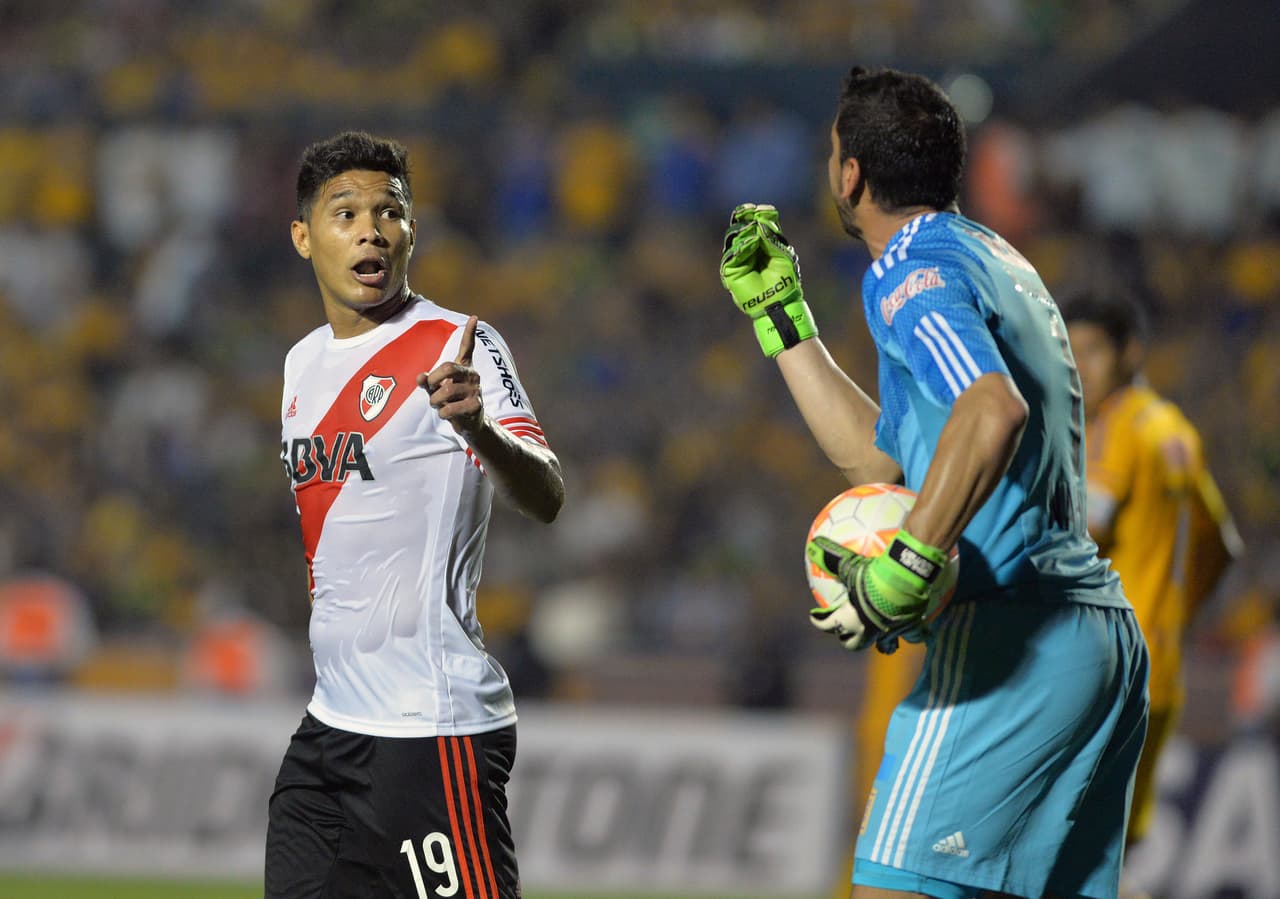 Pero a los seis meses argumentó que su sueño era jugar con River Plate y dejó al Azul vestido y alborotado.