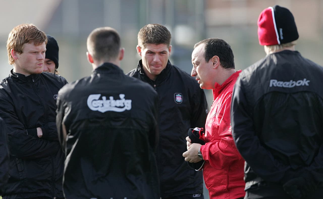 El español Rafa Benítez imprimió un estilo diferente en el Liverpool a su llegada en 2004 y para eso tuvo a jugadores españoles como Xabi Alonso y Luis García, este último en cambio constante con Harry Kewell.