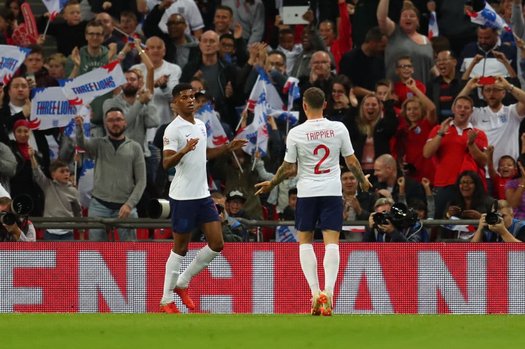 Marcus Rashford (izquierda) celebra con Kieran Trippier (derecha) el primer gol de los ingleses al minuto 11.