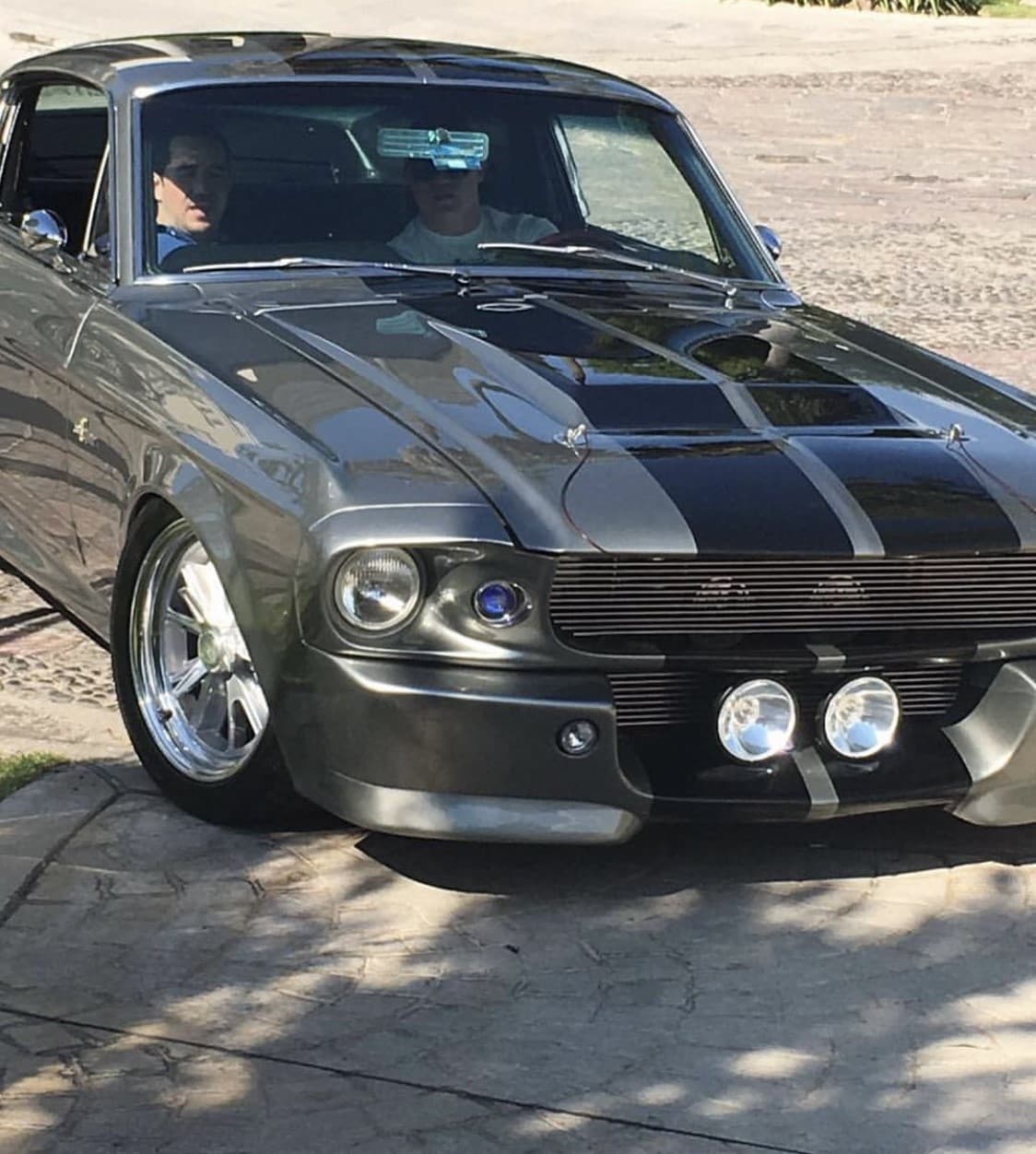 Saúl también es un amante de los autos clásicos y se le ha visto sobre un Ford Mustang Shelby GT500 fastback del año 1967.
