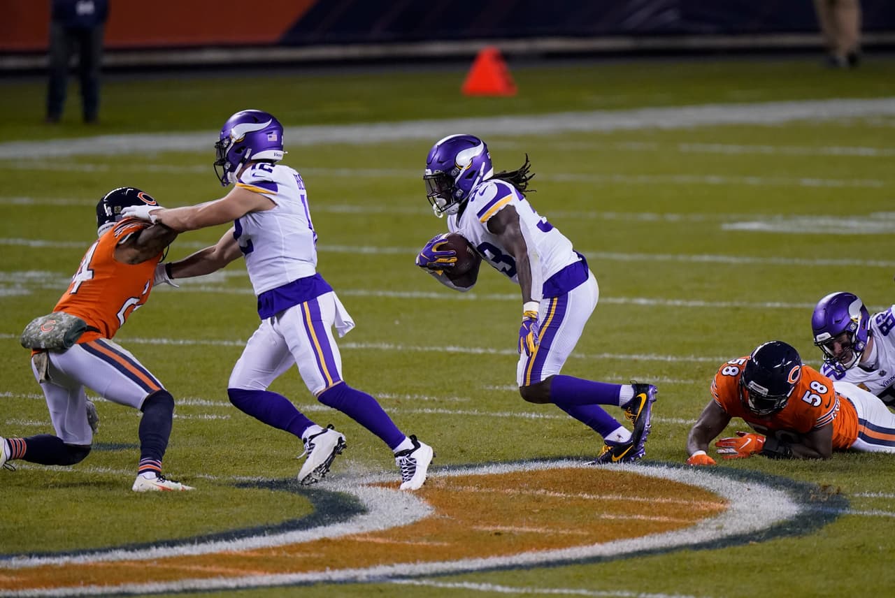 Adam Thielen se encraga de anotar dos touchdowns en la victoria 19-13 sobre los Bears en su propia casa.