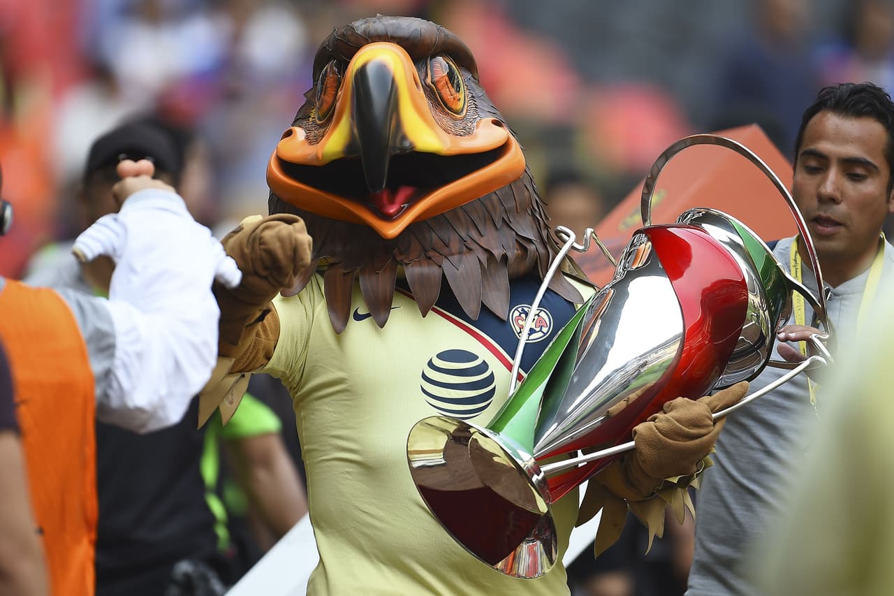 Junto al águila, mascota del club, el América presentó el trofeo de Copa MX dentro del Estadio Azteca a instantes del inicio del partido contra Cruz Azul.