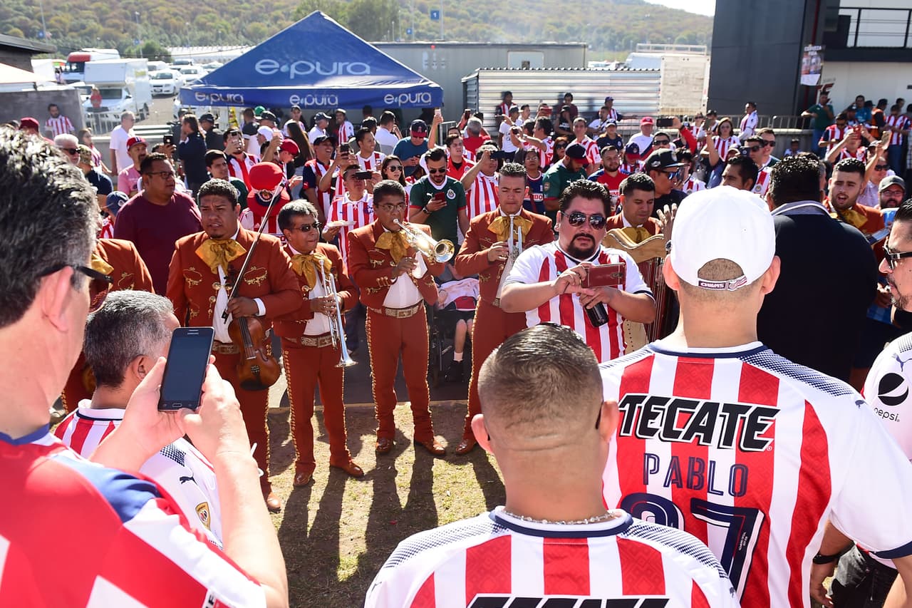 En los alrededores el estadio Akron la alegría y emoción la pusieron los aficionados de las Chivas que entusiasmados por un nuevo título de su equipo llegaron en gran número para ver la final de la Concacaf Liga de Campeones ante Torotno F.C.