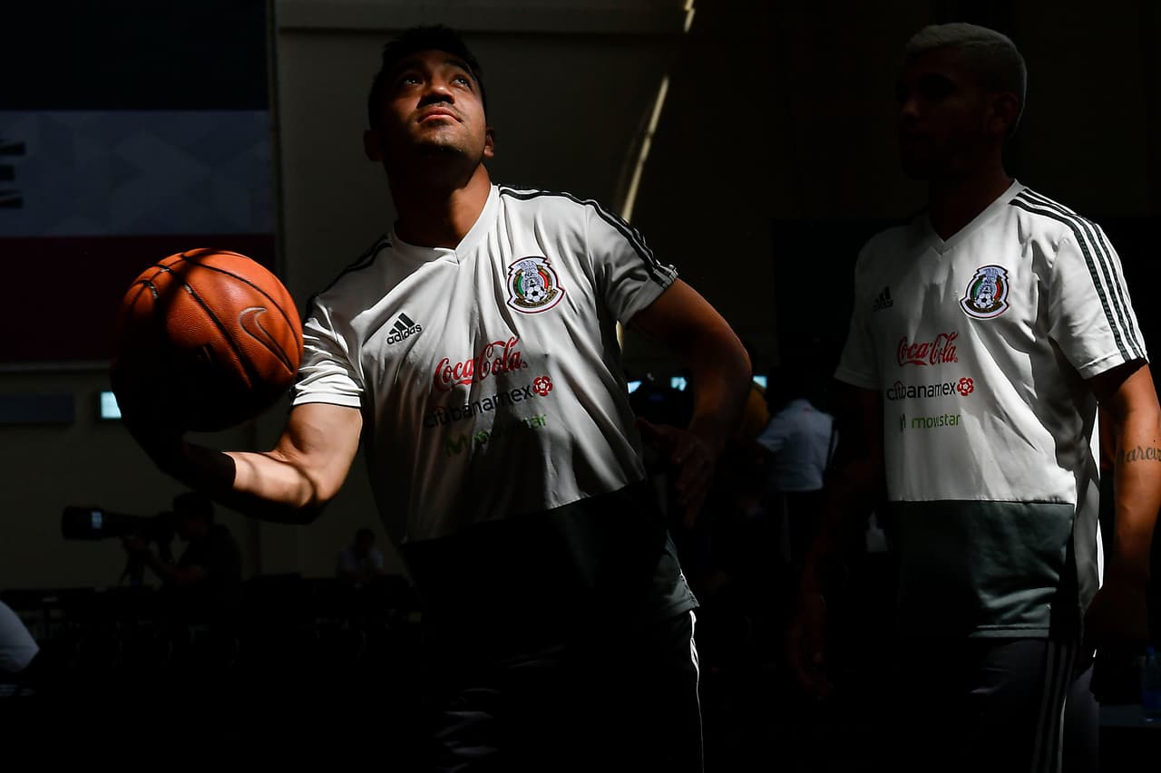 Antes del entrenamiento de la selección, algunos jugadores mostraron sus cualidades en el básquetbol.