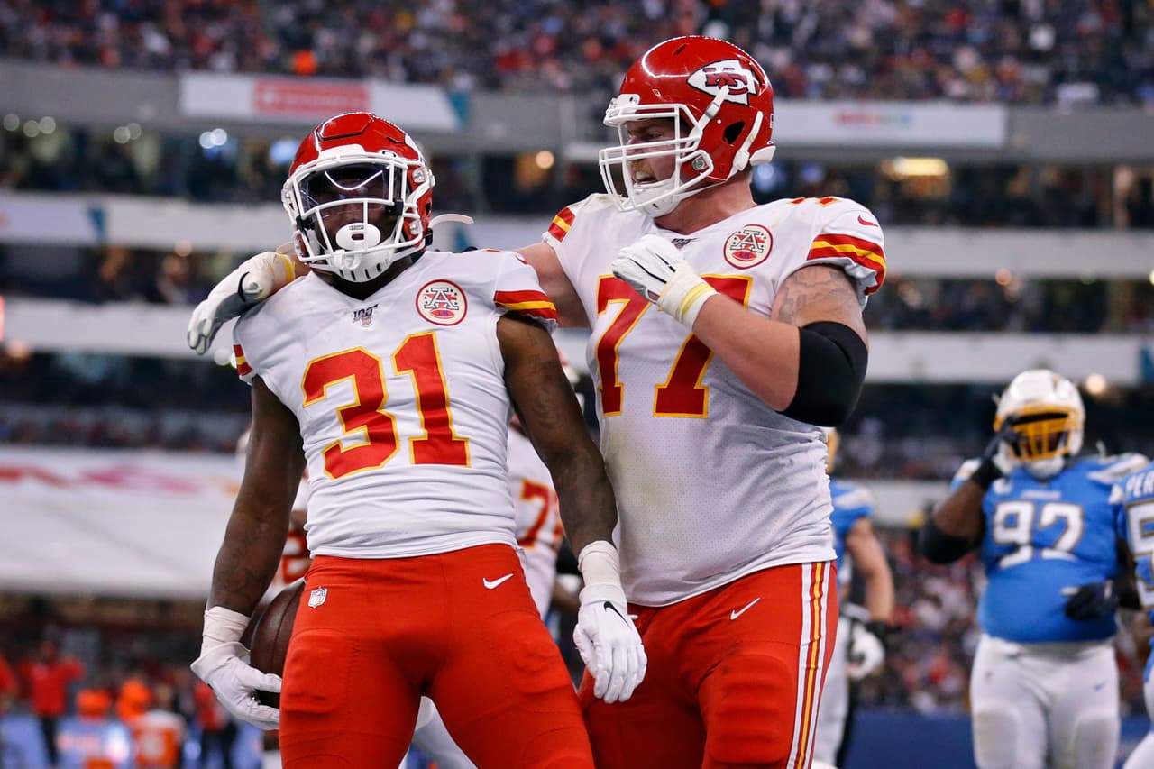 Darrel Williams y Andrew Wylie celebran la anotación entre la euforia del Estadio Azteca.