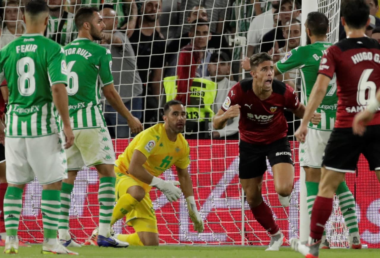 Real Betis golea al Valencia 4-1 durante la Jornada 11 en La Liga. Borja Iglesias, con doblete, ya ponía encima a los béticos en el marcador, pero Gabriel Paulista ya anotaba uno a favor de los Chés y, al final, German Pezzella y Juanmi Jiménez se encargaron de alargar la diferencia y quedarse con la victoria. Guardado ingresó al 63'.