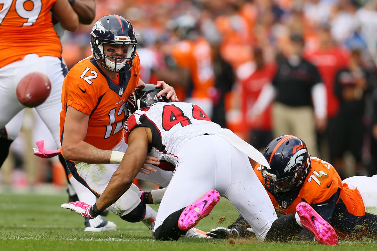 El novato Paxton Lynch perdió este balón al ser capturado por los Falcons.