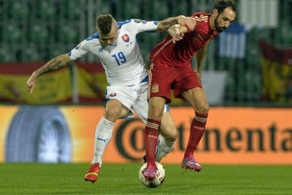 El conjunto rojo volvió a mostrar carencias en todas sus zonas, la renovación de jugadores le sigue costando trabajo al entrenador Vicente del Bosque.