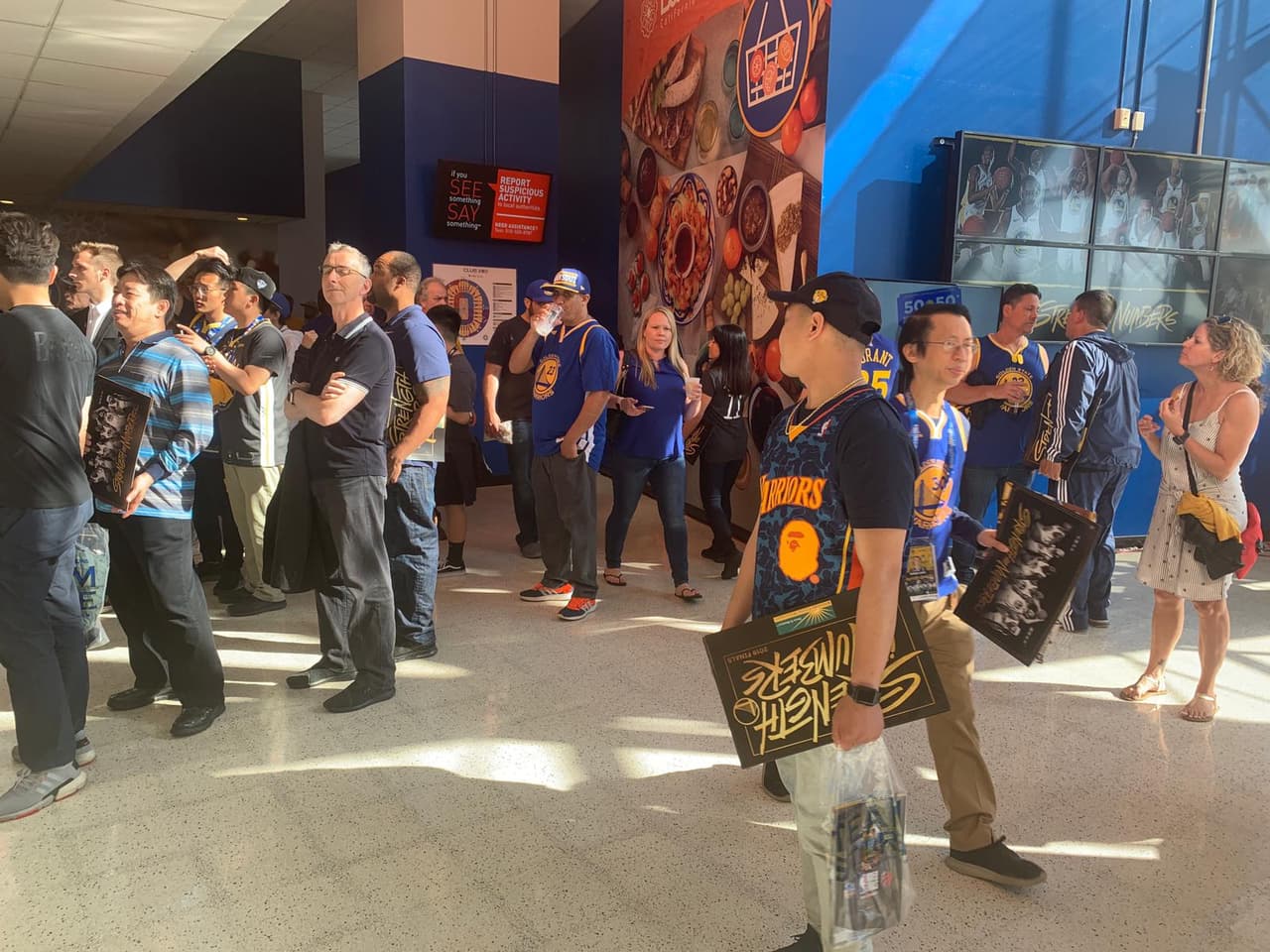 Los fanáticos de Golden State Warriors se alistan para el Juego 4 de las Finales de la NBA contra Toronto Raptors, con la ilusión de empatar la serie en casa antes del regreso a Toronto.