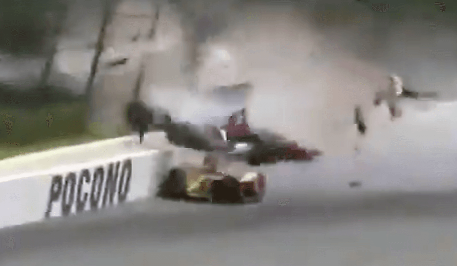 Este es otro ángulo del accidente. El coche de Wickens está por lo alto dando vueltas y estrellándose en la malla mientras pasa por encima del bólido de Hunter-Reay.