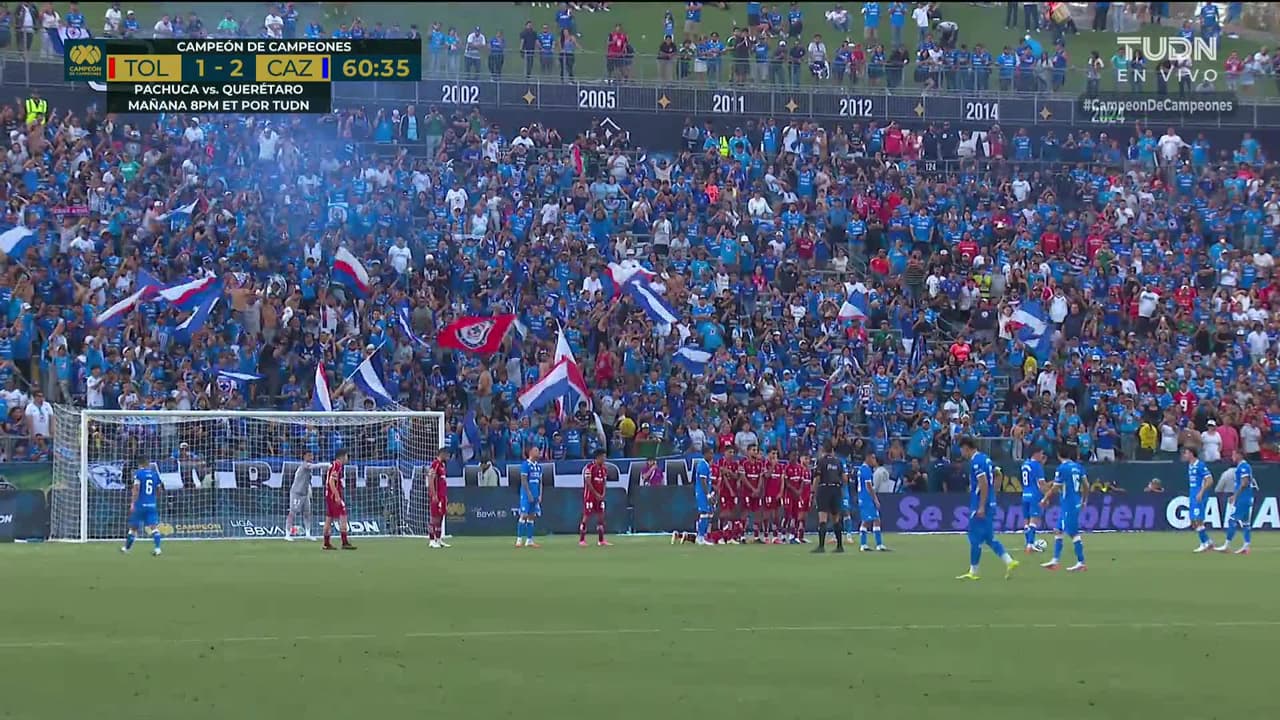 ¡GOL!  anota para Cruz Azul. José Paradela