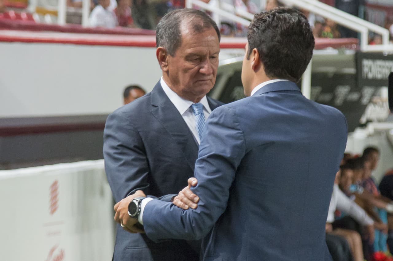 Enrique Meza y Marcelo Michel se saludaron previo al inicio del encuentro.