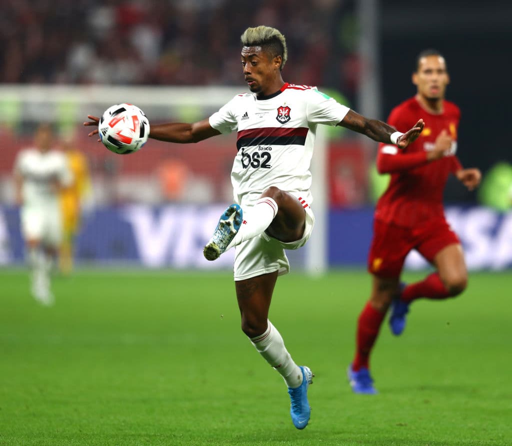 Bruno Henrique del CR Flamengo controla el balón.