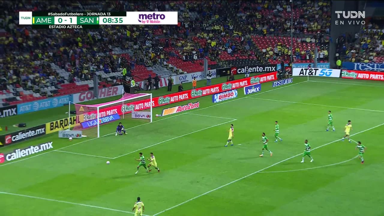 ¡TIRO ATAJADO! disparo por Álvaro Fidalgo.