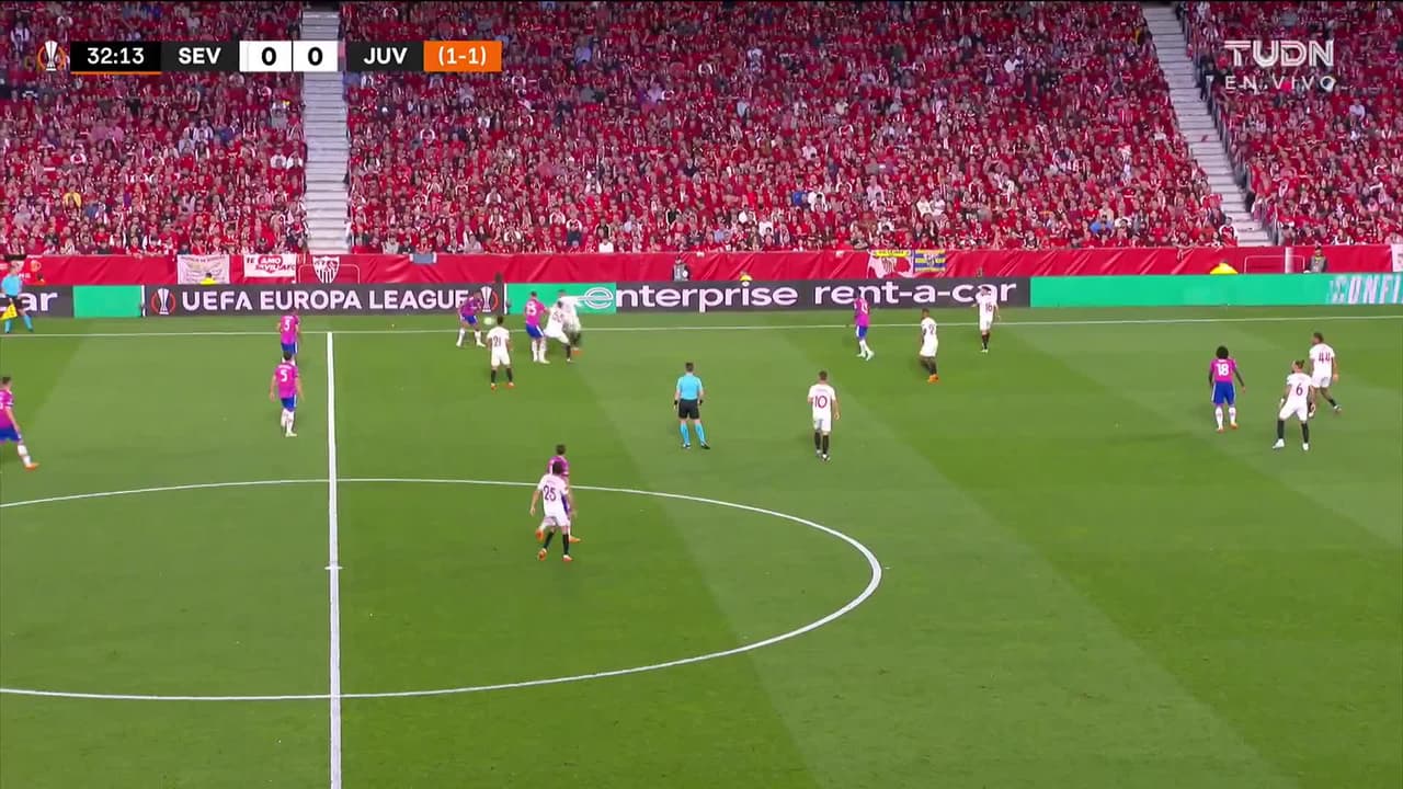 ¡TIRO ATAJADO! disparo por Moise Kean.