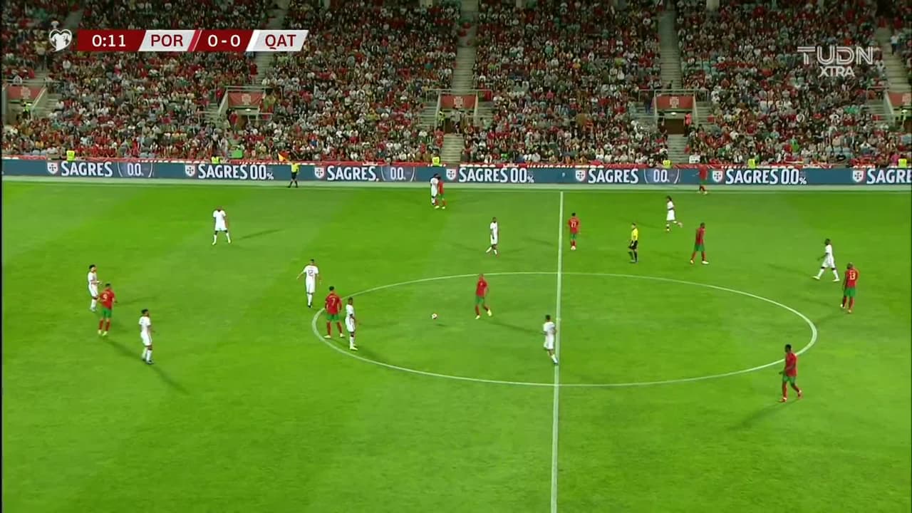 Arranca el partido y la pelota está en juego.