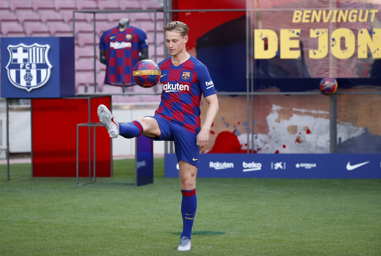 Frenkie de Jong ya se puso el uniforme del Barcelona y fue presentado oficialmente por Josep Bartomeu y Eric Abidal en el Camp Nou. Besó el escudo, se animó a hacer dominadas, confirmó que Messi es su ídolo y lanzó el popular "¡Visça Varça!".