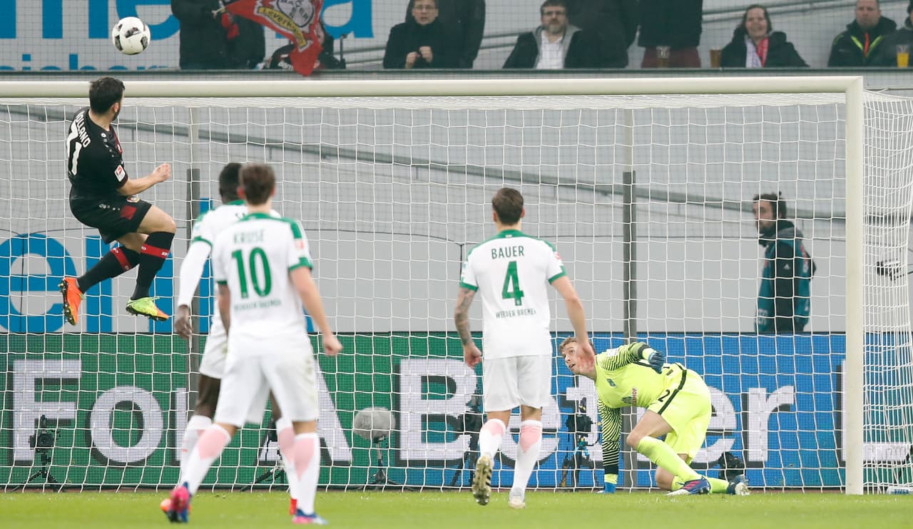 Muy temprano, al minuto 7, el Leverkusen se fue en ventaja tras un cabezazo de Kevin Volland entre la defensa del Bremen.