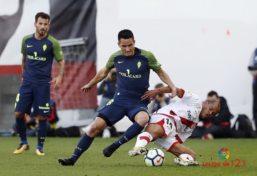 Pasó por el Zaragoza B, luego jg para el Lugo y el primer equipo del Athletic, aunque duró poco. Ahora defiende la camiseta del Sporting de Gijón.