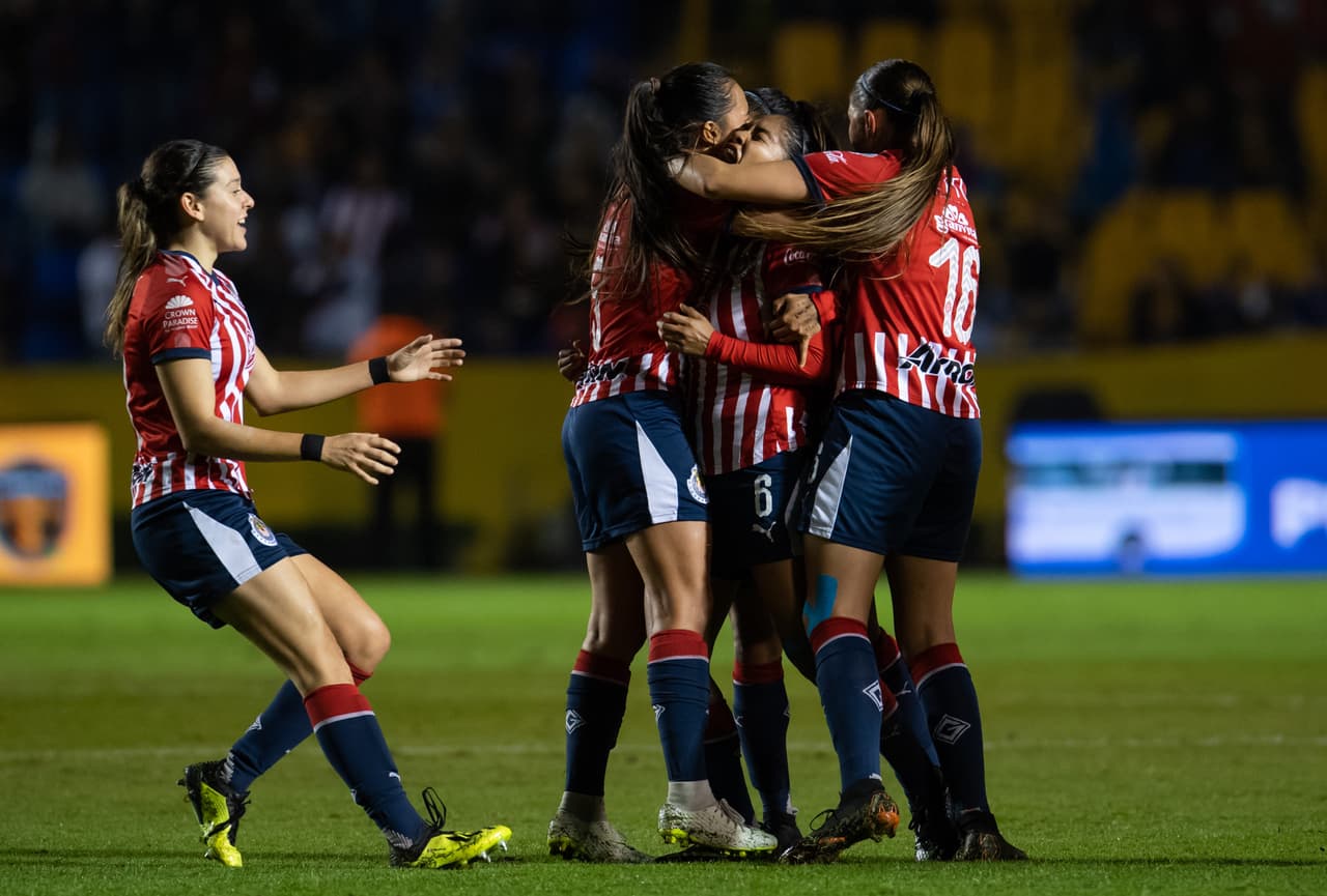 Por los goles de visitante Chivas estaba en posición de avanzar a la Final de la Liga MX Femenil en ese preciso momento, por eso la alegría gigante por el gol.