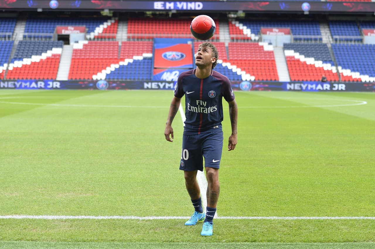 Neymar ya hizo su primera exhibición de fútbol con el uniforme de París saint-Germain, en medio de toda la expectativa mundial del que ahora es el fichaje más caro en la historia del fútbol por 222 millones de euros.