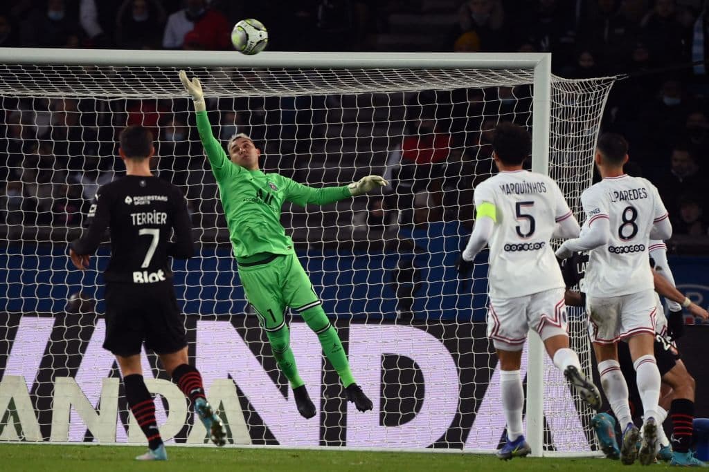 Con anotación de Kylian Mbappé al minuto 90+3 le da la victoria 1-0 al PSG, aunque no logran mostrar su mejor versión de cara a los octavos de final de UEFA Champions League.