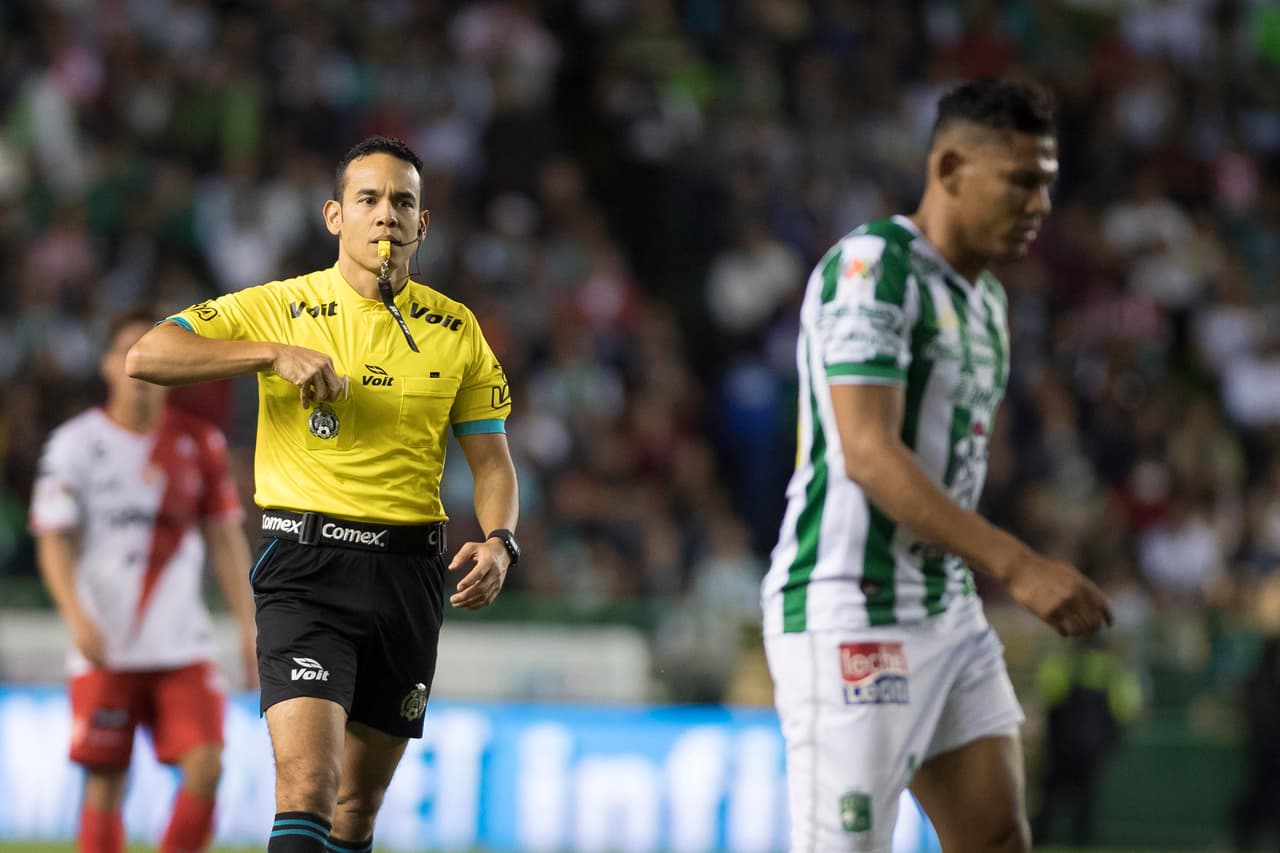 Sin embargo, en la cuarta fecha, llegó el mal momento: una caída en casa contra Necaxa 0-4 fue un duro golpe para León. Había ansiedad por el debut de Donovan.