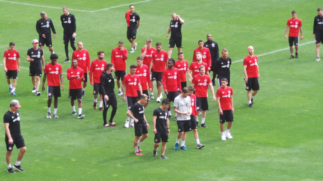 Después del 2-1 en el BMO Field, Toronto F.C. llegó hace unos días a suelo tapatío para preparar el juego de vuelta de la final de la Concacaf Liga de Campeones. Este martes, los dirigidos por Greg Vanney –pero comandados en el campo por Sebastian Giovinco y Michael Bradley– reconocieron el campo del estadio Akron.