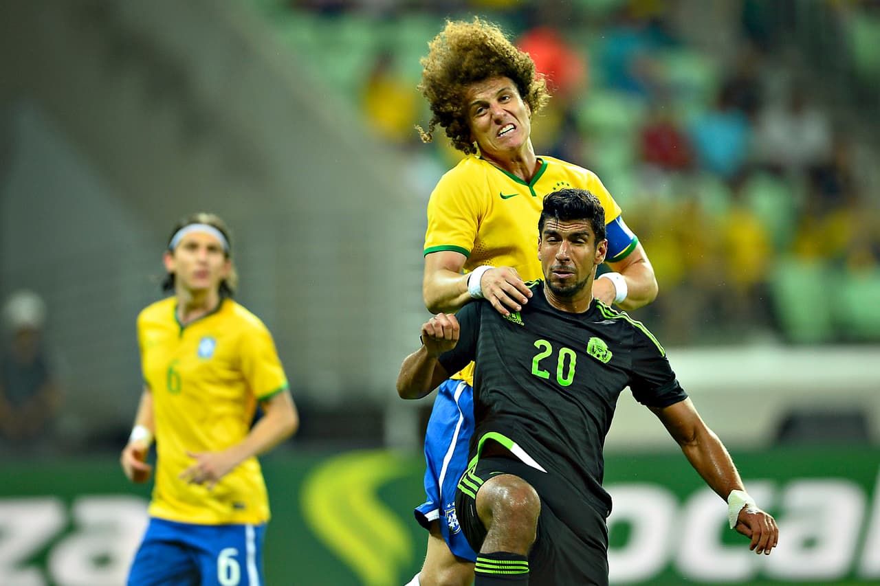 David Luiz: Claramente es el líder de esta selección de Dunga, el tipo que mete el grito y disputa cada balón al máximo para poner el ejemplo. Se vio sólido, por momentos un tanto acelerado, pero al final cumplió con su labor en la zaga 'canarinha'. Calificación: 7.