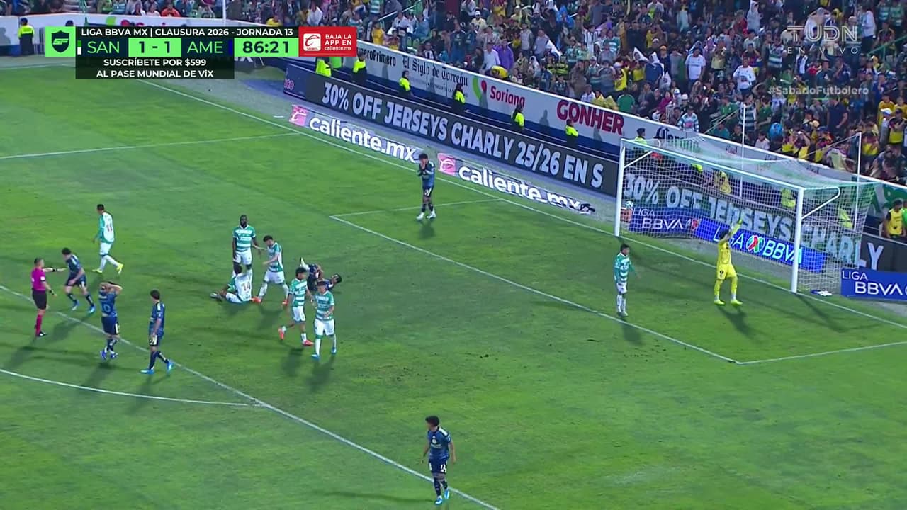 ¡CERCA! Ramón Juárez disparó que se estrella en el poste.