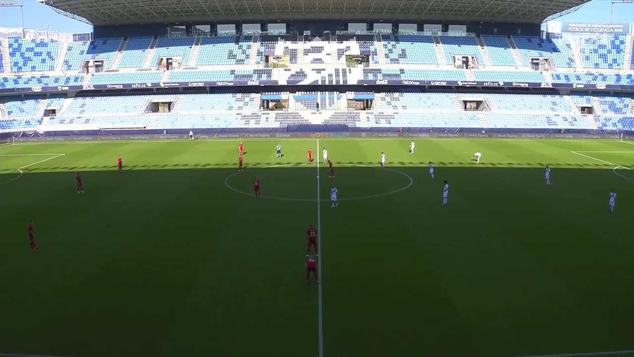 Arranca el partido y la pelota está en juego.