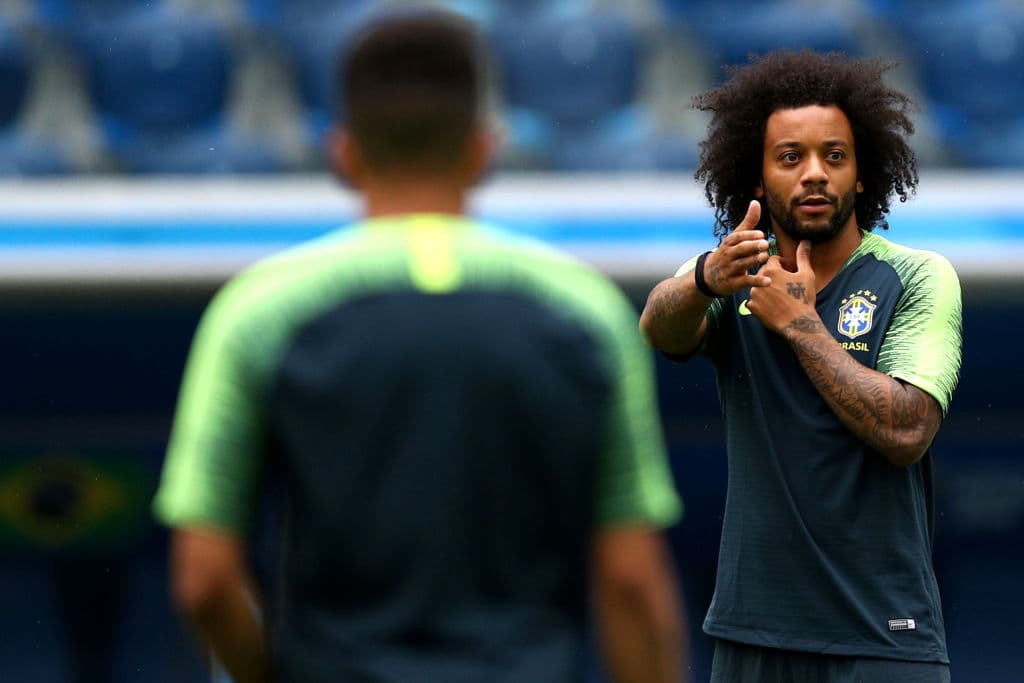 El experimentado lateral del Real Madrid y de la oncena brasileña Marcelo, atento a las indicaciones en la práctica, como si fuera un novato ávido de ganarse su lugar en el equipo.